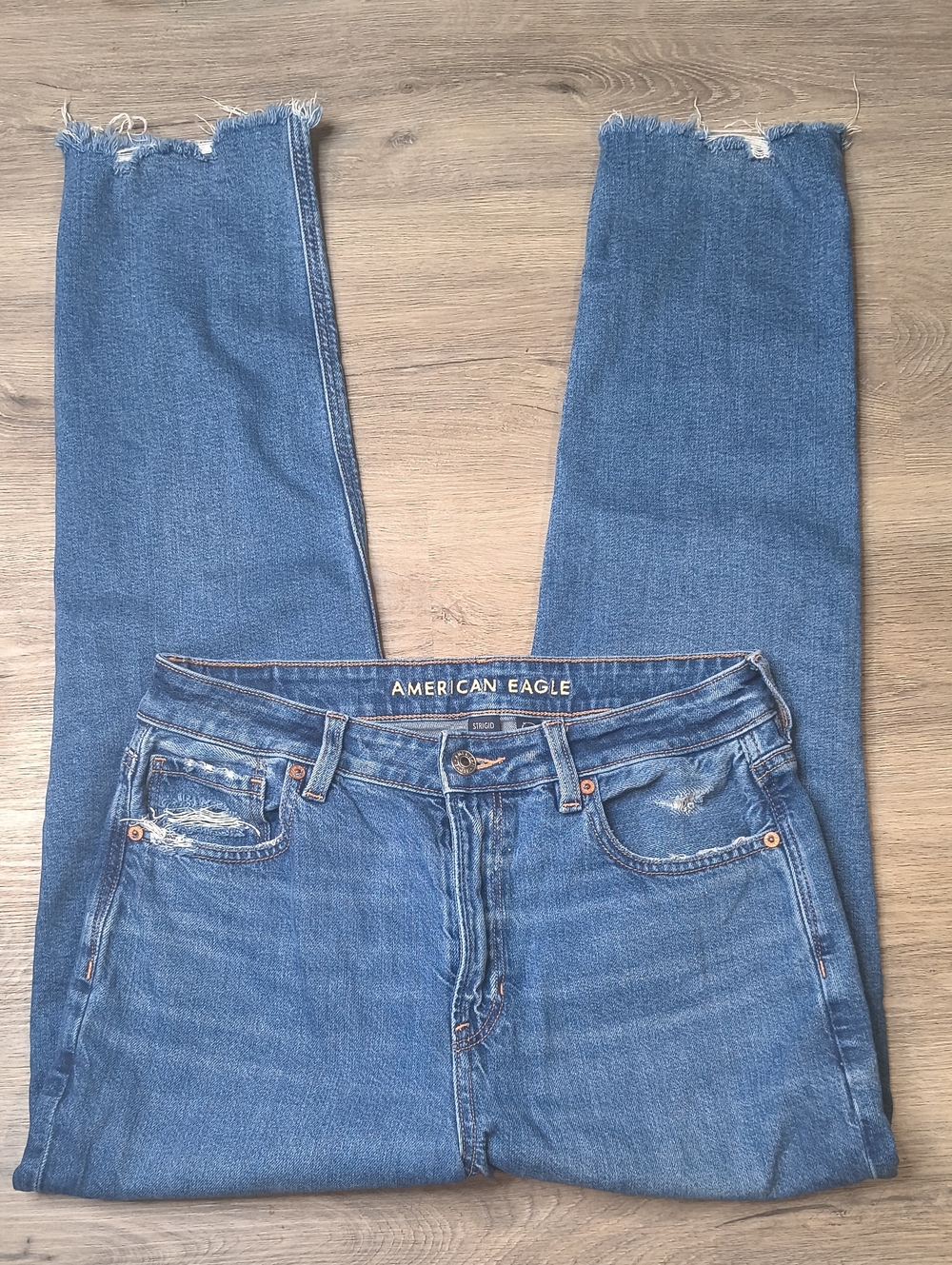 S1180 Mom Jean Distressed w/28.5" American Eagle Women's Size 8 Jeans